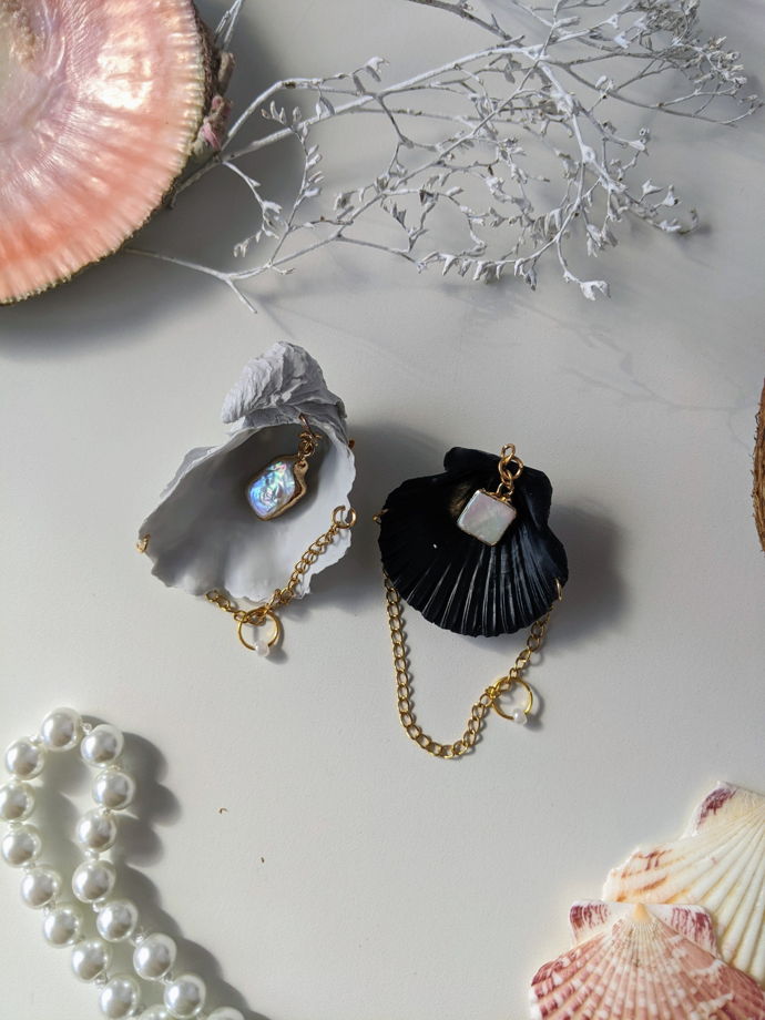 Серая брошь из смолы "Устрица"
