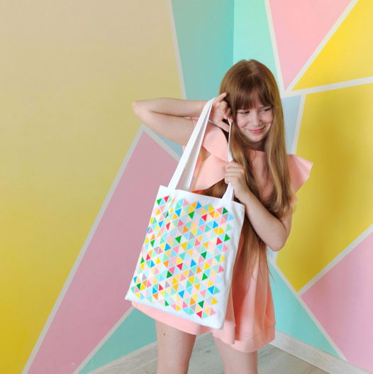 Белый шоппер с ручной росписью и вышивкой. Эко-сумка из хлопка с разноцветными треугольниками.