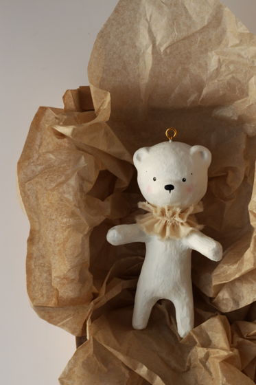 Авторская елочная игрушка "Медведь который любит обниматься" белый