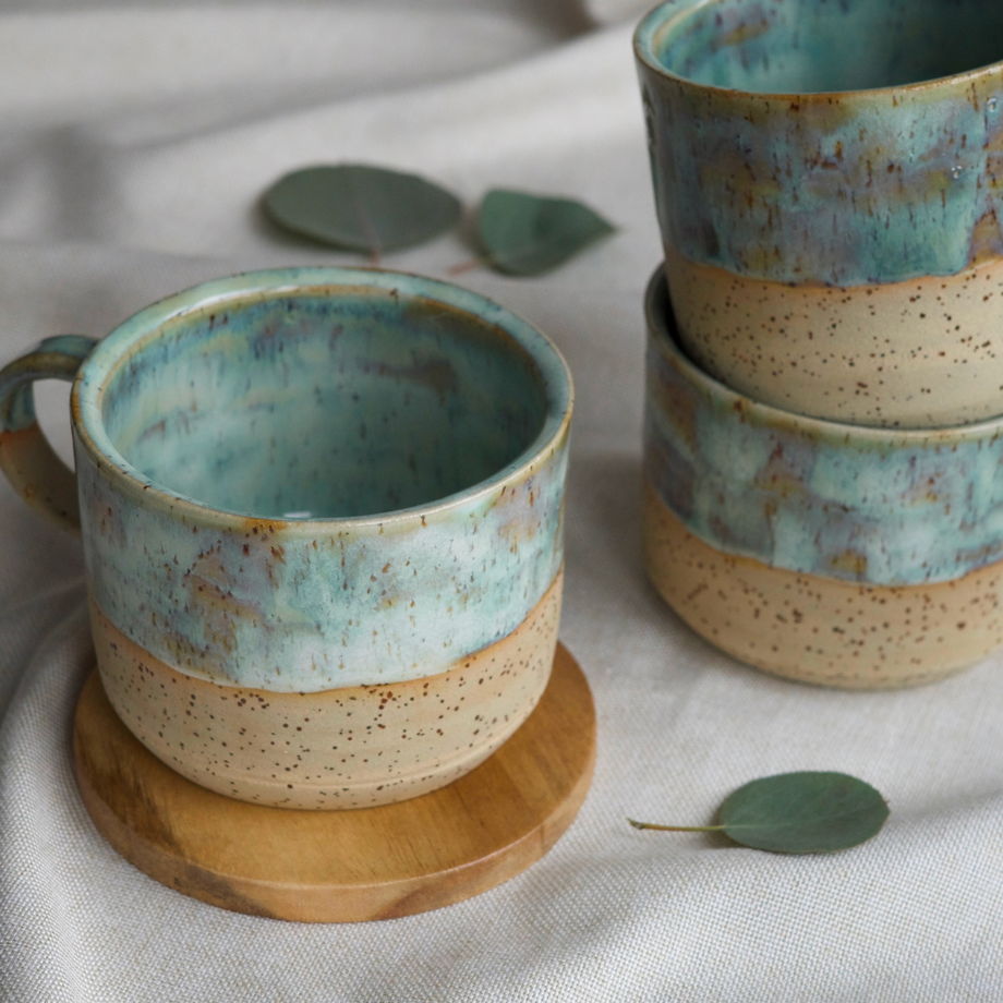 Чашка ручной работы с зеленой эффектарной глазурью, коллекция "933"