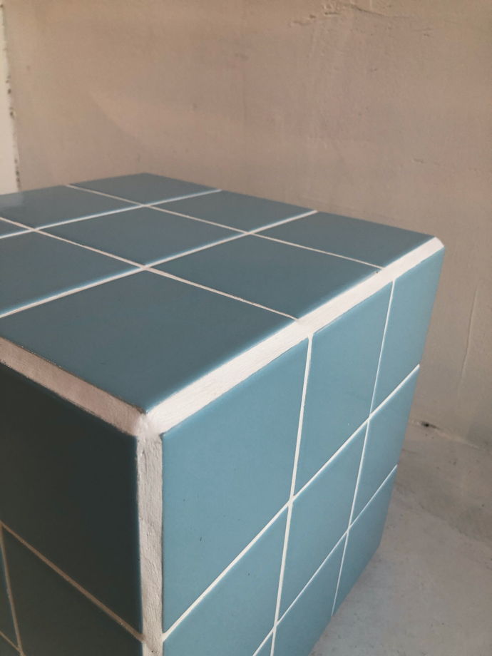 Журнальный стол куб из плитки