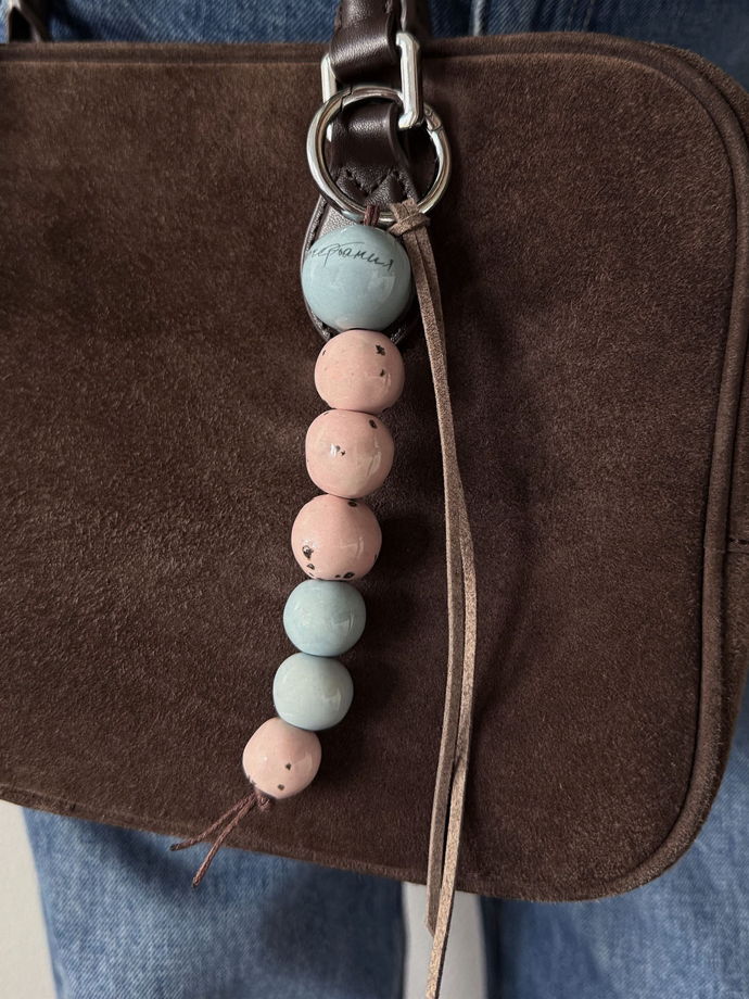 Обвес из керамических бусин с замшевым шнурком