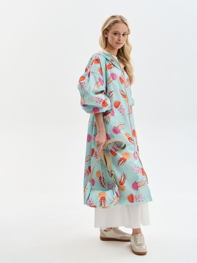 Плащ с авторским принтом.