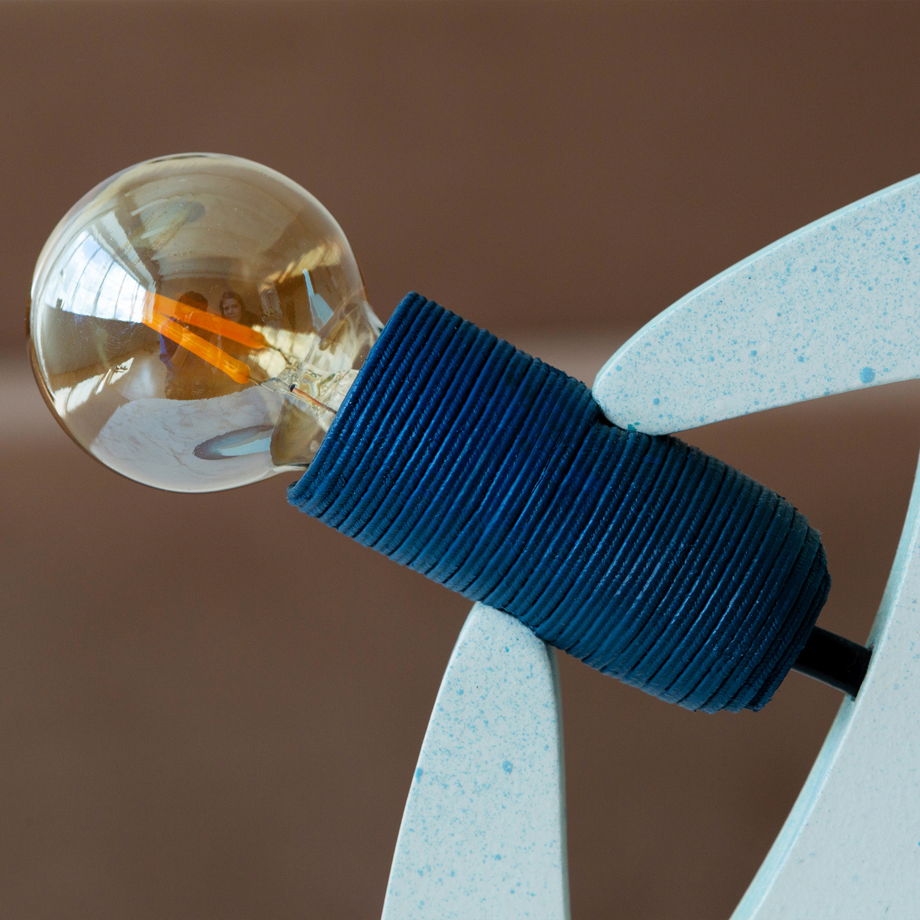 Интерьерный светильник-ночник ручной работы "Space Hand", белый/голубой