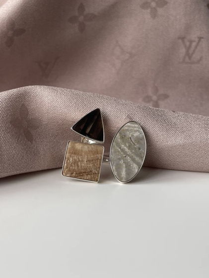 Кольцо из серебра с тремя камнями, агатом, джеспилитом и арагонитом. Trifolié S3.