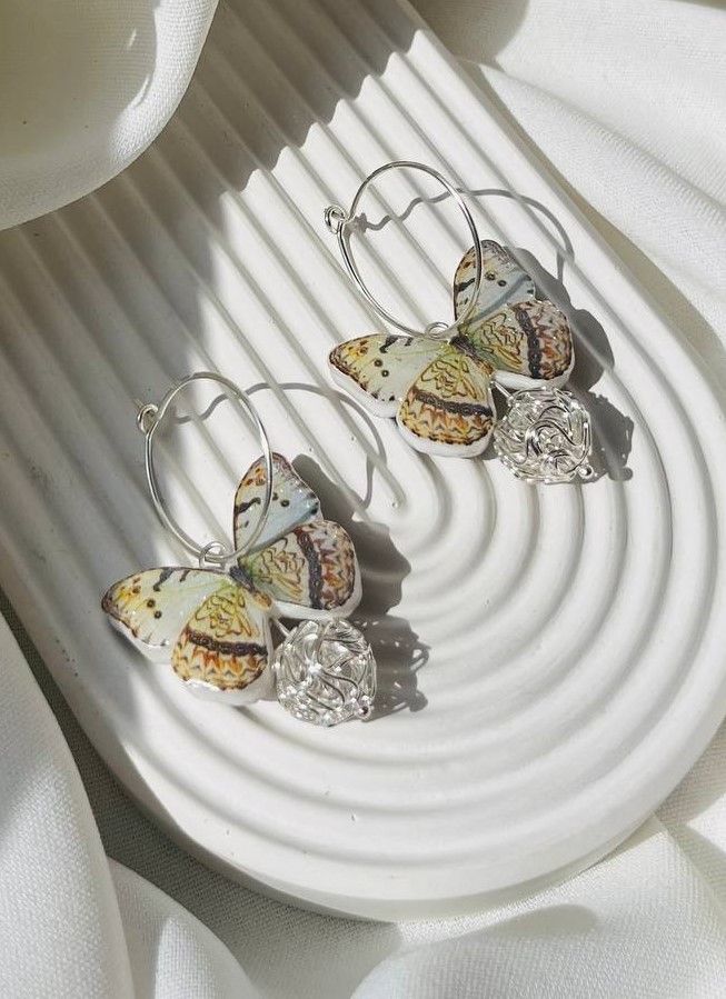 Серьги-кольца с пестрыми бабочками из полимерной глины ручной работы