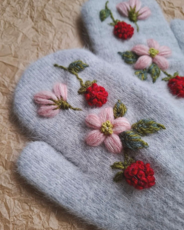 Варежки с малинами