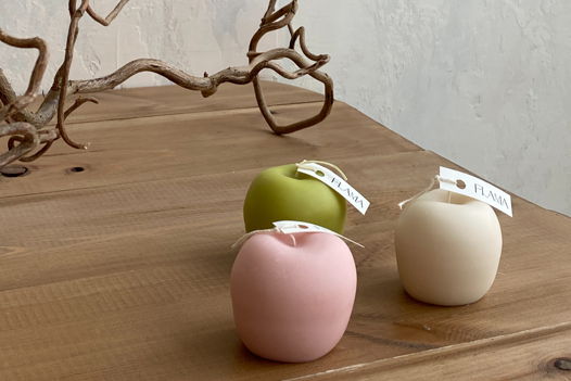 Свеча соевая в форме яблока для интерьера, подарка и декора дома ручной работы Flama