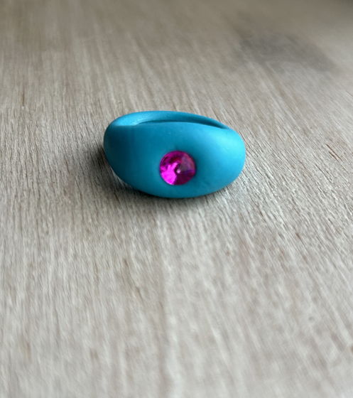Женское кольцо ручной работы из голубой полимерной глины со стразом