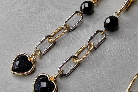 Серьги из двухцветной фактурной цепи с натуральным жемчугом и сердечком из авантюрина