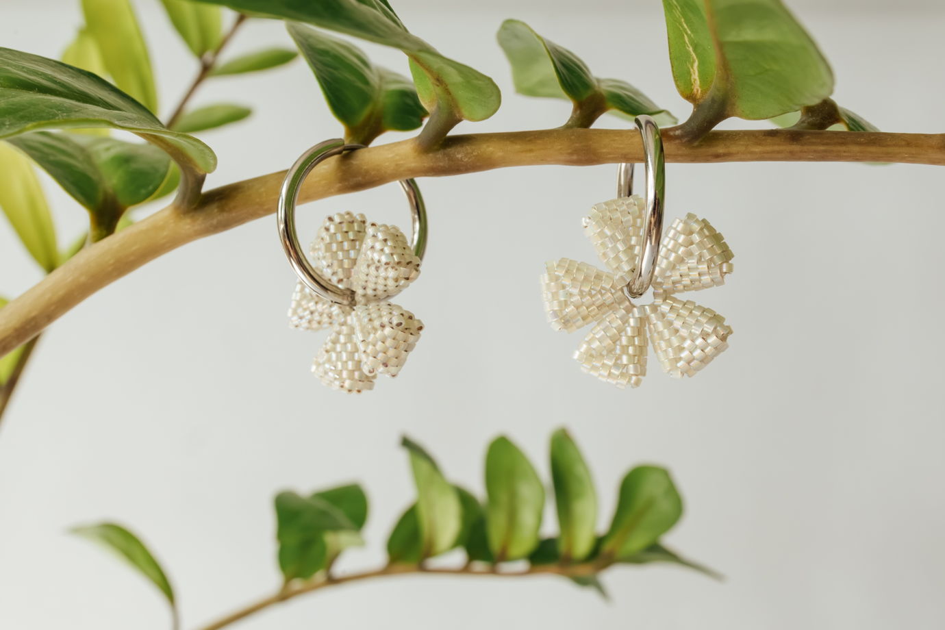 Серьги кольца с цветами бисерные серьги цветок из бисера белые
