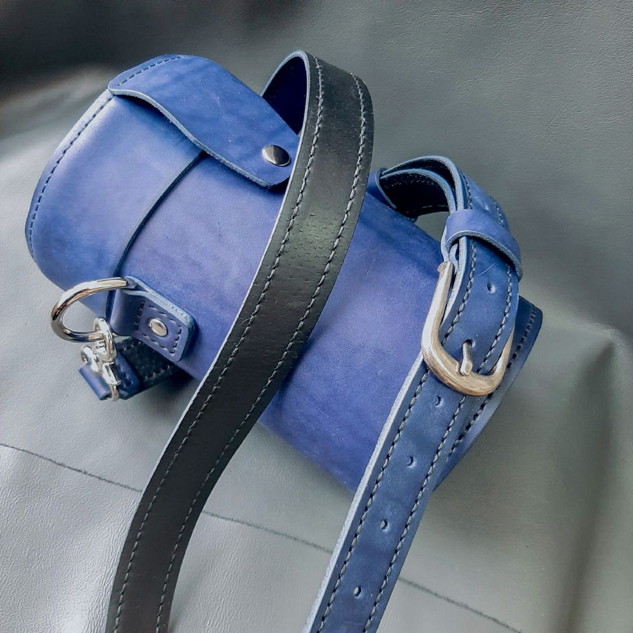 Женская сумка тубус синего цвета на длинном ремешке
