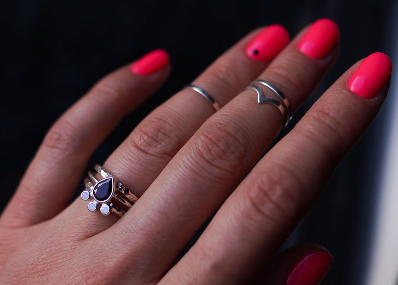 Серебряное кольцо с черным фианитом каплей и натуральными опалами
