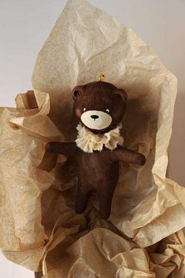 Авторская елочная игрушка "Медведь который любит обниматься" бурый