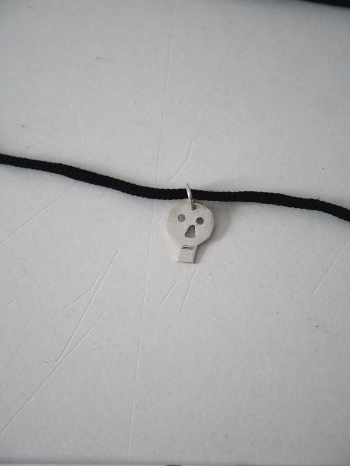 Серебряная подвеска череп