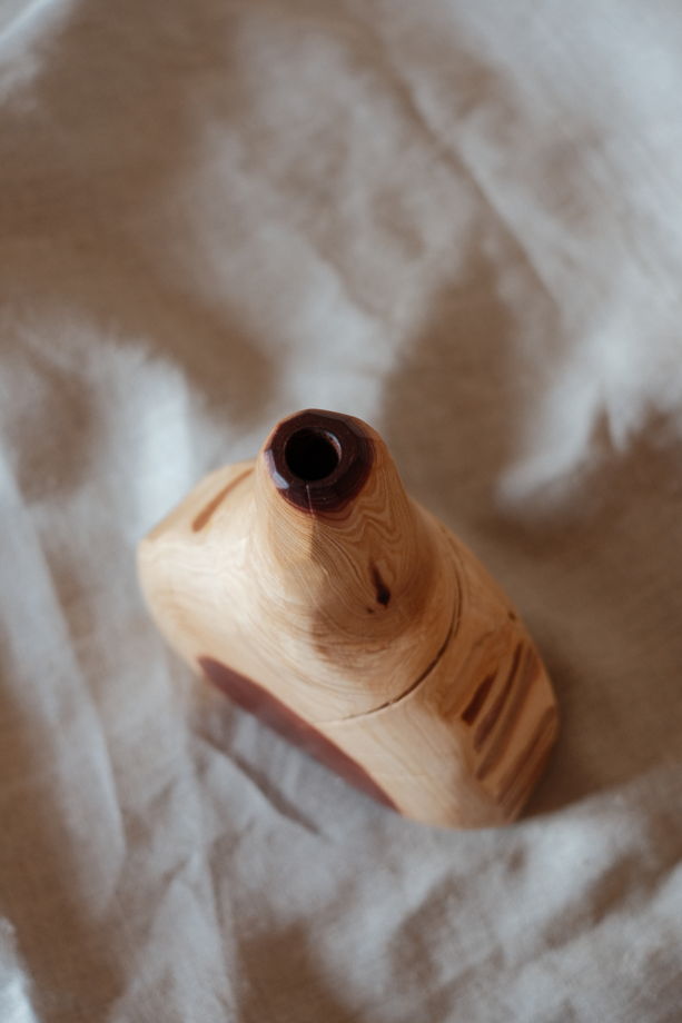 Ваза из можжевельника с узким горлышком