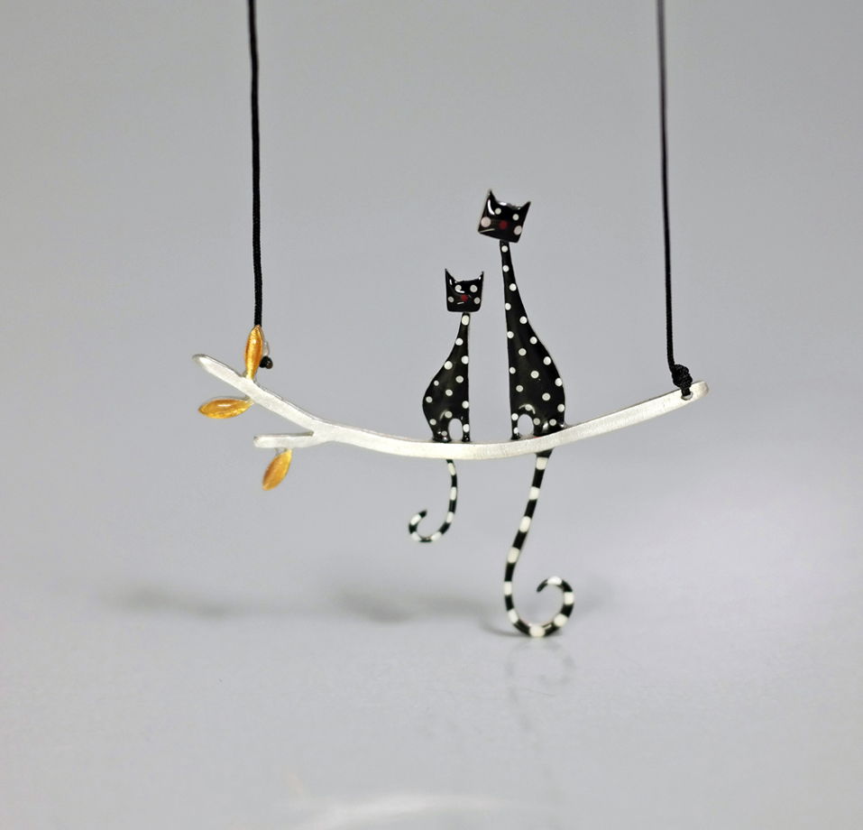 Кулон на шнурке с серебряной застежкой "Влюбленные коты" (Арт. М-102)