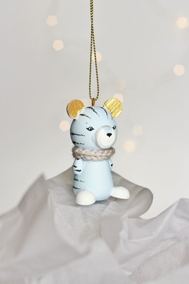 Авторская декоративная елочная игрушка из дерева "Тигрёнок в шарфике" в голубом