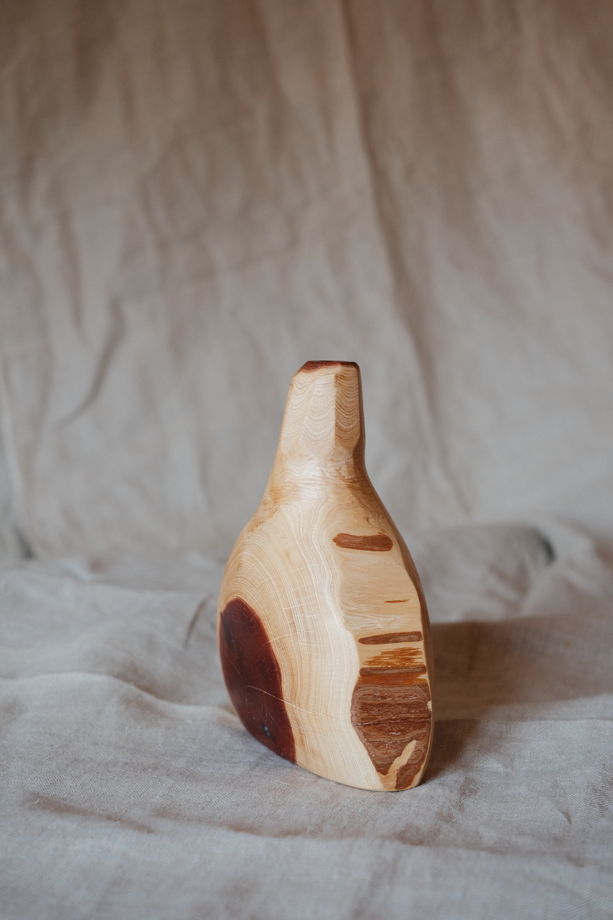 Ваза из можжевельника с узким горлышком