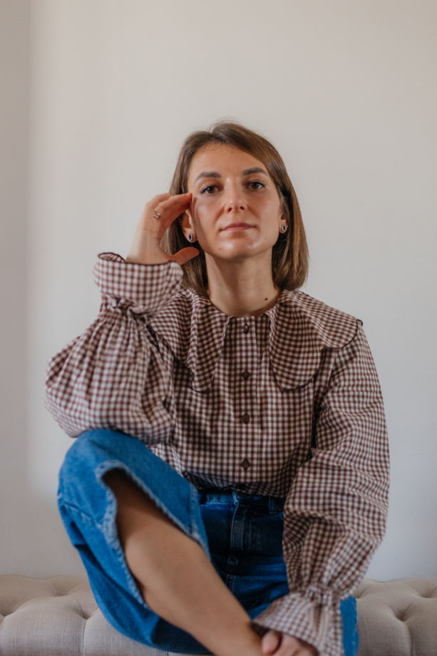 Блузка в шоколадную клетку с воротничком цветочек