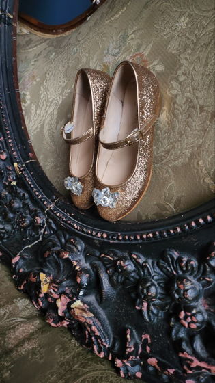 Золотые туфли на каблучке со сменным декором. В наличии с 28 по 35 размер.