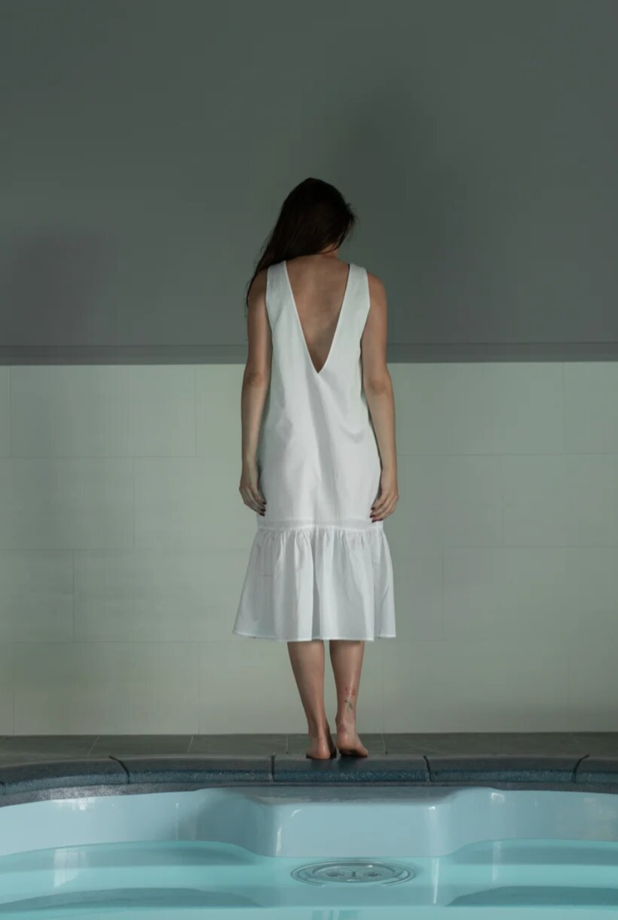Белое платье с вырезом на спине