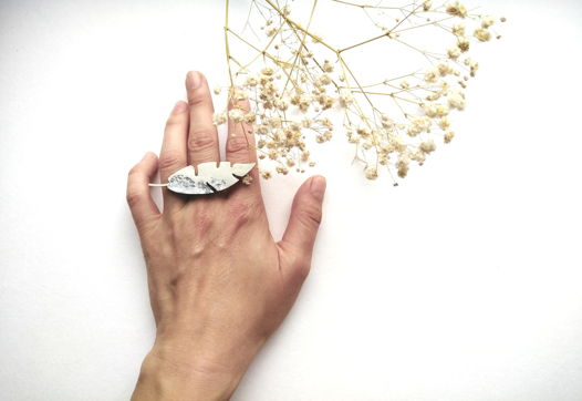 Кольцо женское Белый лист с серебром