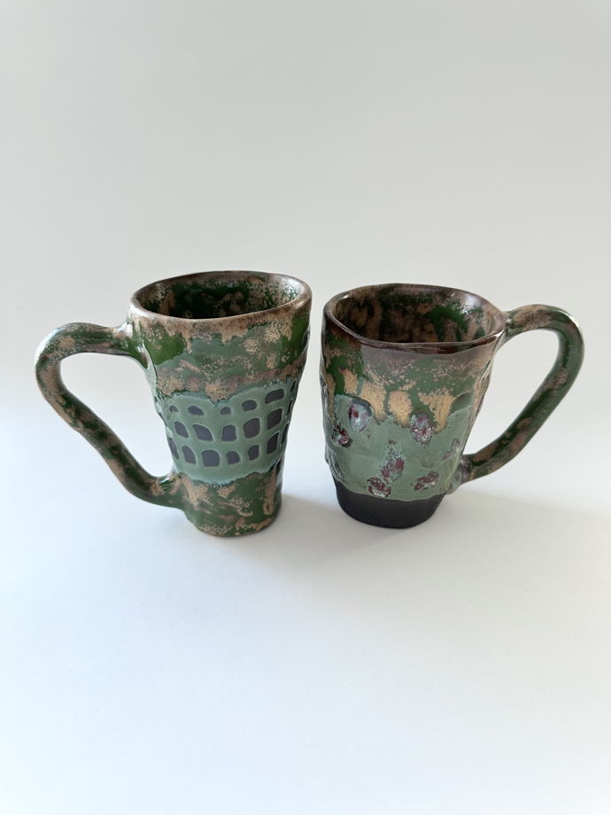 Зелёная чашка из черной керамики