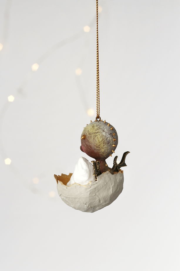Елочная, декоративная игрушка дракончик Браун в золотом яйце под одеялкой
