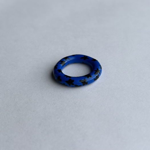 Кольцо из полимерной глины с чёрными цветами синее