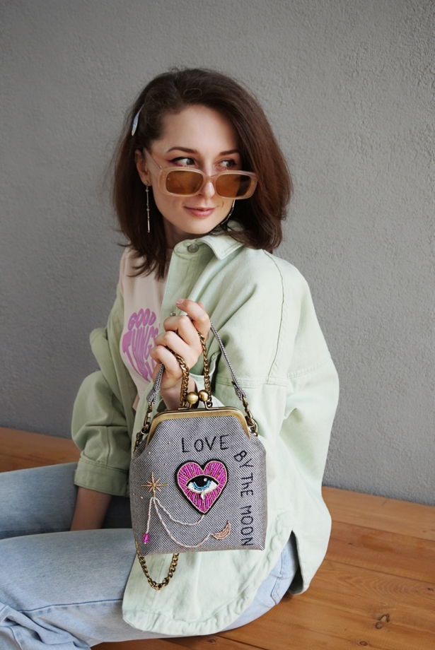 Женская сумочка с фермуаром и бисерной вышивкой "Любовь и Луна"