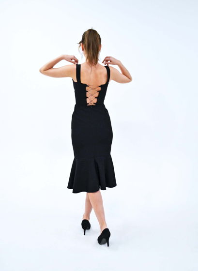 Черное платье со шнуровкой на спине