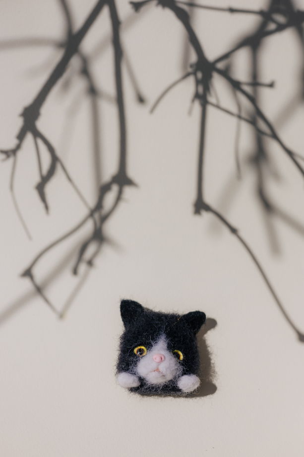Брошь валяная — "Котик"