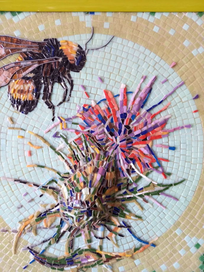 Настенное мозаичное панно " Пчела и чертополох"