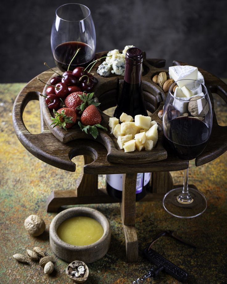 Винный столик на четыре бокала, местом для бутылки и менажницей от BerezaWood. Цвет "темный орех"