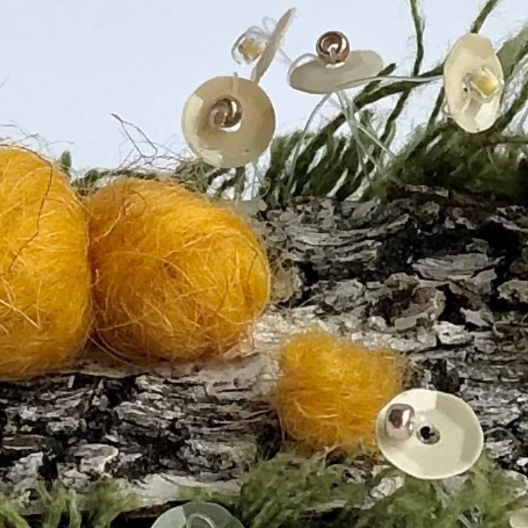 Брошь "Ликогала" (Миксомицет-грибоподобный организм) и мох