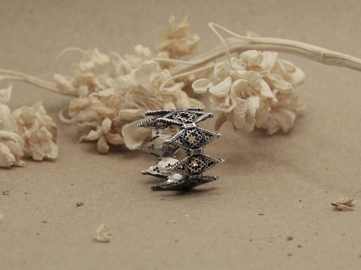 Наполненное деталями серебряное кольцо ручной работы "Собор"