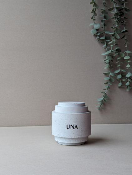 Ароматическая соевая свеча в бетонном стакане UNA в дизайнерской коробке