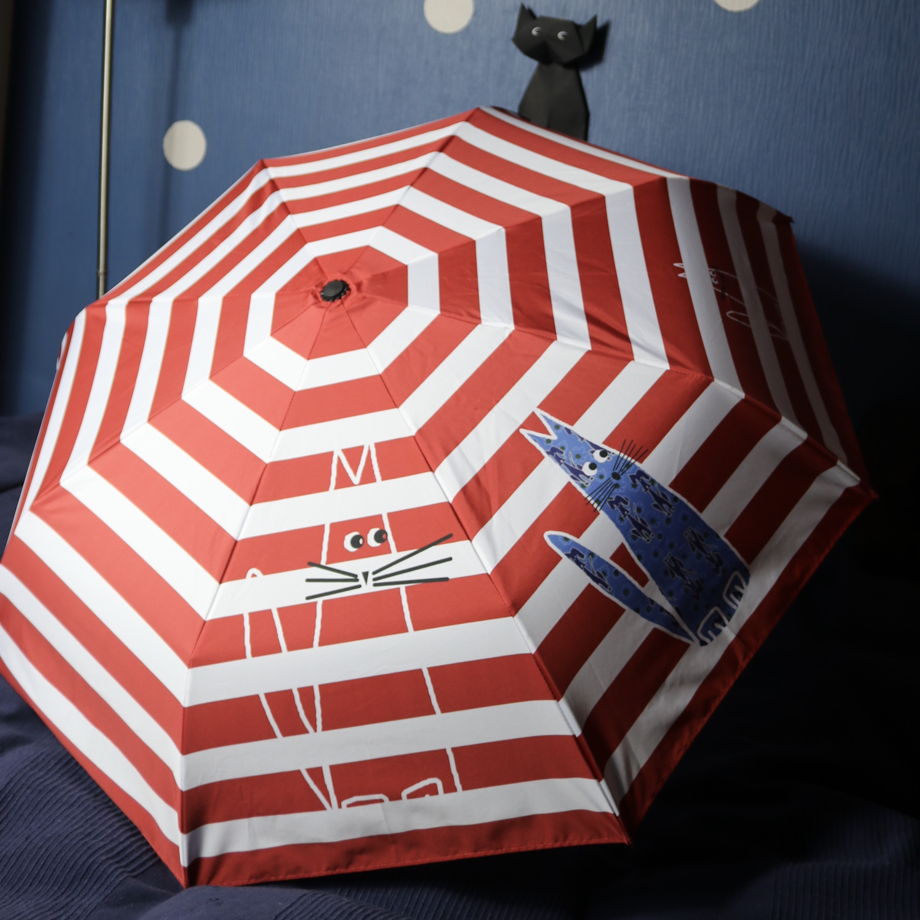 Красный полосатый зонтик с котами для яркого подарка