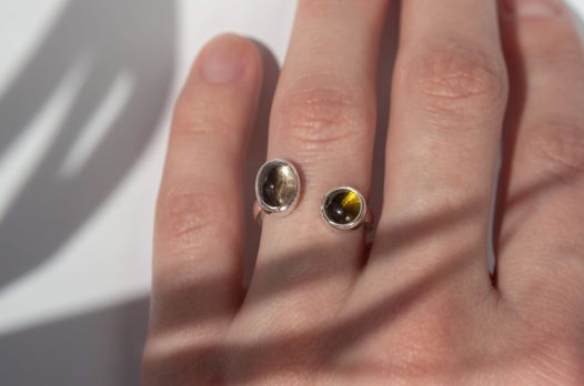 Кольцо с двумя камнями хризолит и дымчатый кварц