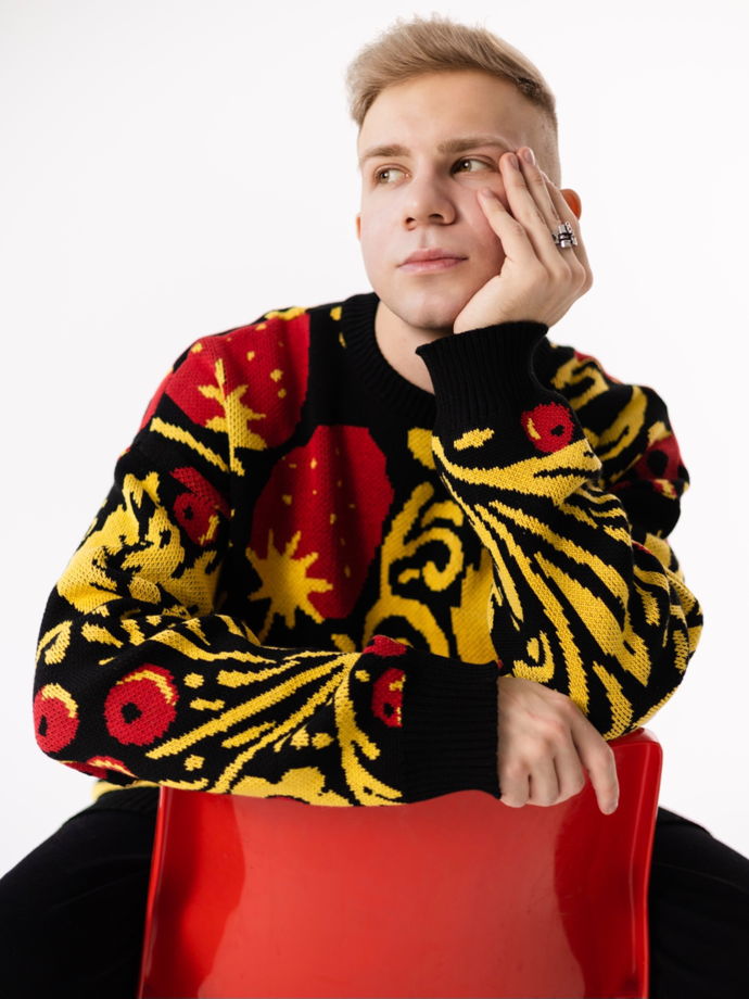 Свитер с хохломой