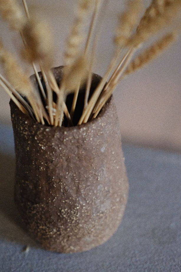 Керамическая ваза из крупного шамота для сухоцветов