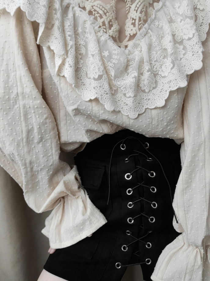 Блуза свободного кроя с воротником-стойкой и рукавами со сборками