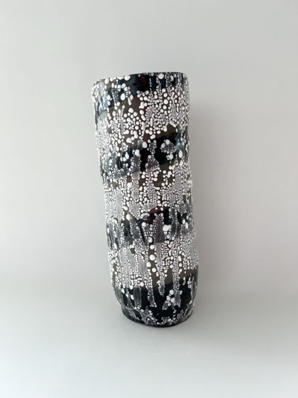 чёрно-серо-белая арт ваза «tube» для цветов ручной лепки