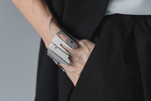 Широкий браслет и титановых пластин