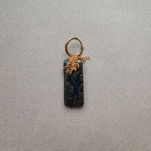 Моносерьга конго из керамики с глазурным покрытием и золотыми цепочками