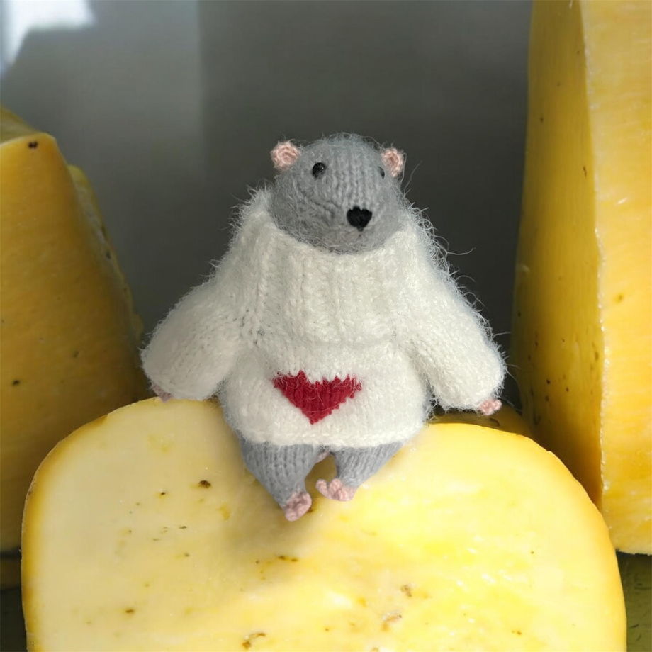Крыса в свитере вязаная