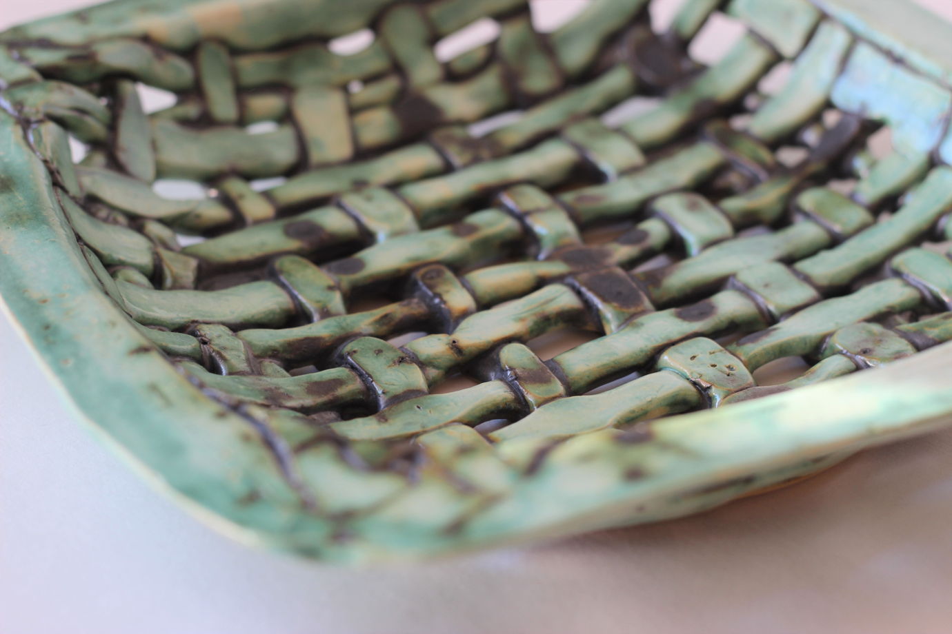 Блюдо декоративное керамическое ручной работы, мятно-зеленое с медью