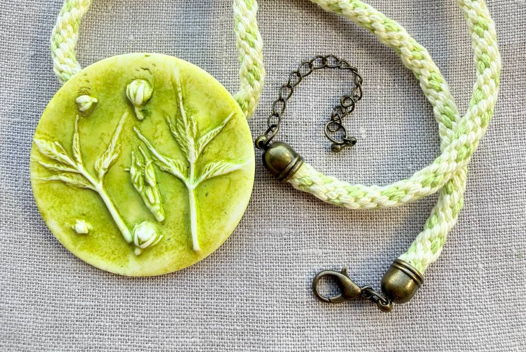 Колье женское ручной работы "Салатовое настроение"