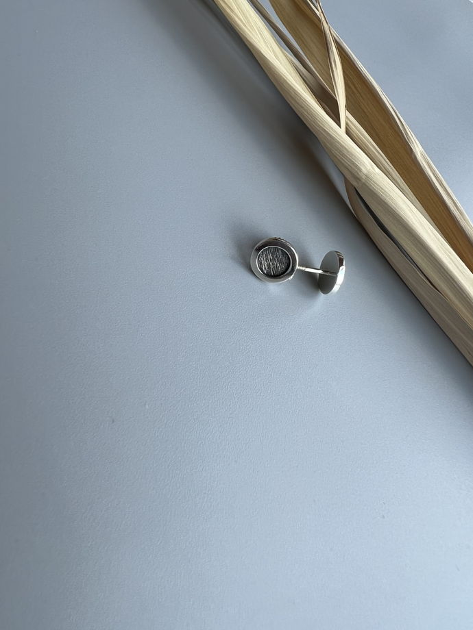 Серебряные серьги-пусеты  «Prosecco» с чернением  с уникальной мотовкой ручной работы.